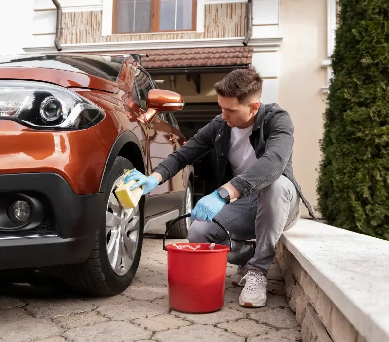 Lavage auto à domicile Villeneuve-Minervois : professionnel intervenant sur un véhicule